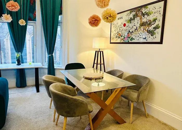 Glasgow Center/West End Apartment
