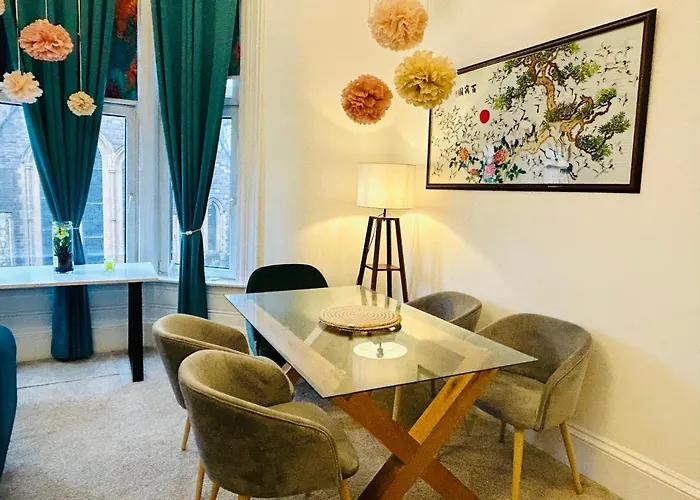 Glasgow Center/West End Apartment